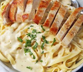 Chicken Alfredo Creamy Pasta with Parmesan