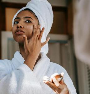 10 Healthy Habits to Maintain Glowing Skin and Radiant Beauty