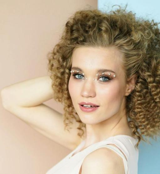 Voluminous Curls: Embracing Natural Texture for Bold Glamour